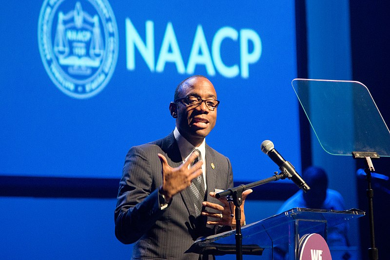 Person delivering a speech using a teleprompter.